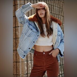 Levi’s Oversized Denim Trucker Jacket with Removable Faux Fur Collar- Size M